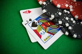 Pengguna membaca jadwal bonus mingguan